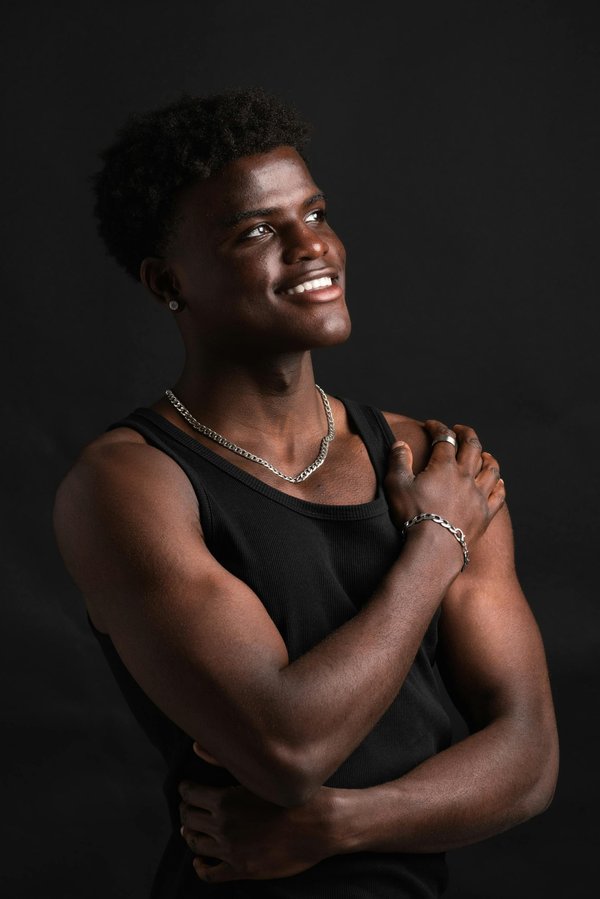 Les bijoux homme incontournables pour un style unique